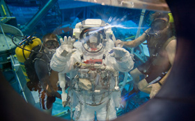 Astronauten beim Unterwasser-Training. Bild: NASA