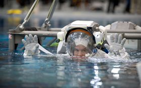 Ein Astronaut geht auf „Tauchstation“. Bild: NASA