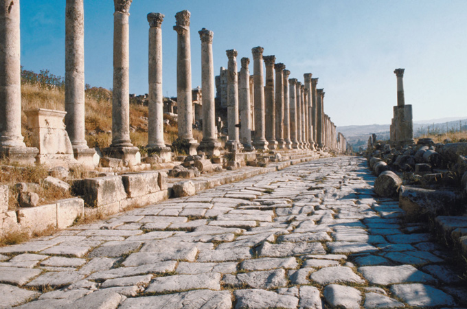 Auf solchen gepflasterten Straßen konnten schon in der Antike große Strecken zurückgelegt werden. Bild: Photos.com