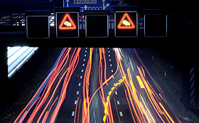 In Gefahrensituationen wie zum Beispiel am Ende eines Staus sollen Computersysteme die Autofahrerinnen und Autofahrer unterstützen. Bild: BMU (H.-G. Oed)