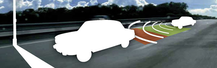 Sensoren messen die Geschwindigkeit und den Abstand zum vorausfahrenden Wagen und warnen, falls man zu dicht auffährt. Bild: DLR