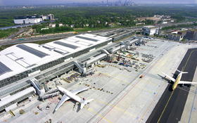 Auf einem Flughafen läuft der gesamte Bodenverkehr nach besonders strengen Regeln ab. Bild: Fraport AG