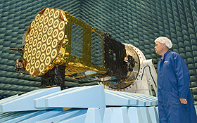 Hier wird einer der Galileo-Satelliten vor dem Start gründlich überprüft. Bild: ESA