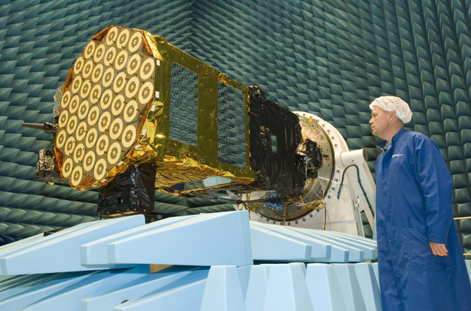 Hier wird einer der Galileo-Satelliten vor dem Start gründlich überprüft. Bild: ESA