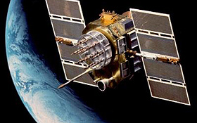 Mehr als 20 solcher GPS-Satelliten umkreisen die Erde auf verschiedenen Umlaufbahnen. Bild: U.S. Air Force 