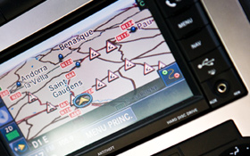 Bei vielen modernen Autos ist das GPS-Navigationssystem schon fest eingebaut. Bild: Photos.com