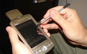 Mobile Computer mit entsprechender GPS-Software eignen sich perfekt für Vermessungen „vor Ort“. Bild: U.S. Geological Survey (N. Wood) 
