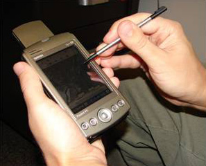 Mobile Computer mit entsprechender GPS-Software eignen sich perfekt für Vermessungen „vor Ort“. 
Bild: U.S. Geological Survey (N. Wood) 