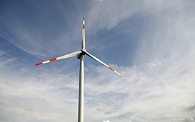 Erneuerbaren Energien wie der Windkraft gehört die Zukunft. Bild: BMU (T. Härtrich)
