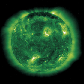 Eine ungewöhnliche Ansicht der Sonne. Diese Ultraviolett-Aufnahme stammt von der Sonnensonde SOHO, die mit verschiedenen Instrumenten die Sonne beobachtet.<BR> Bild: ESA, NASA