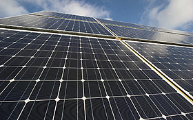 Bei der „Photovoltaik“ wird die Kraft der Sonne mit Solarzellen eingefangen und in Strom umgewandelt. Bild: BMU