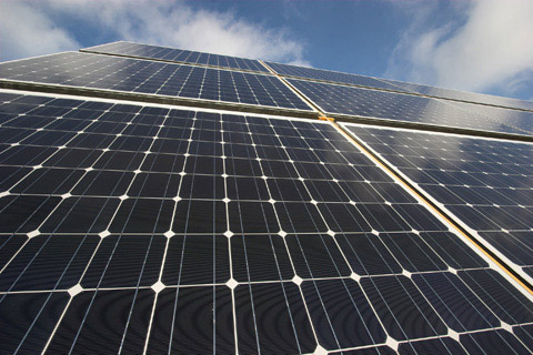 Bei der „Photovoltaik“ wird die Kraft der Sonne mit Solarzellen eingefangen und in Strom umgewandelt. 
Bild: BMU
