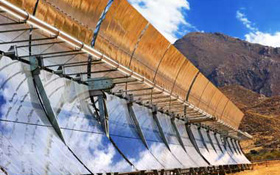 Mit diesen gigantischen Spiegeln – den Sonnenkollektoren – wird in solarthermischen Kraftwerken die enorme Energie der Sonne genutzt. Bild: DLR, Markus-Steur.de