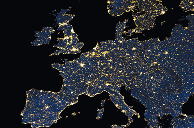 Überall wird Energie benötigt – wie dieses Bild von Europa zeigt. Nur nebenbei: Hier wurden mehrere Satelliten-Aufnahmen zusammengesetzt, um das „erleuchtete“ Europa bei Nacht zu zeigen. Man sieht: Überall brennen die Lichter. Ohne Strom wäre unser Leben nicht vorstellbar. 
Bild: NASA