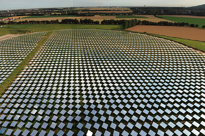 Mehr als 2.000 bewegliche Spiegel – sogenannte „Heliostate“ – fangen das Sonnenlicht ein und bündeln es im Solarturm. 
Bild: DLR