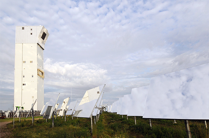 An der Spitze des 60 Meter hohen Solarturms befindet sich ein ganz spezieller „Empfänger“, in dem das Sonnenlicht gebündelt und die Luft auf über 700 Grad erhitzt wird. Bild: DLR