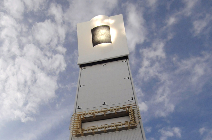 Hier kann man sehr gut sehen, wie sich die Sonnenstrahlen auf der Turmspitze bündeln. Mit der heißen Luft wird Wasser erhitzt – der Dampf treibt dann eine Turbine an. 
Bild: DLR