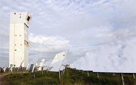 An der Spitze des 60 Meter hohen Solarturms befindet sich ein ganz spezieller „Empfänger“, in dem das Sonnenlicht gebündelt und die Luft auf über 700 Grad erhitzt wird. Bild: DLR