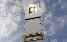 Hier kann man sehr gut sehen, wie sich die Sonnenstrahlen auf der Turmspitze bündeln. Mit der heißen Luft wird Wasser erhitzt – der Dampf treibt dann eine Turbine an. Bild: DLR