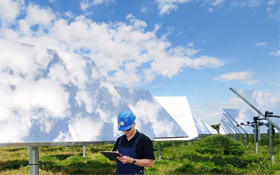 Im Solarkraftwerk Jülich wird nicht nur Strom erzeugt, sondern vor allem geforscht. Bild: DLR