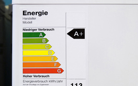 Besonders effiziente Elektrogeräte erkennt man am Energie-Aufkleber. Bild: BMU (B. Hiss)