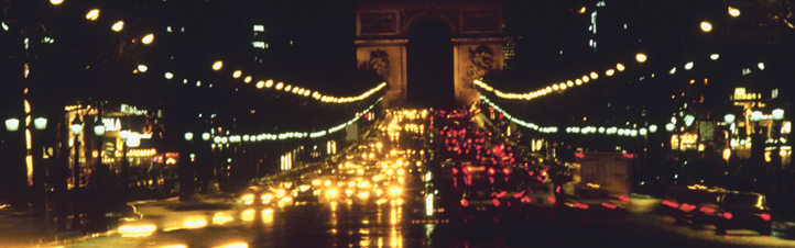 Die berühmte Prachtstraße Champs-Elysées in Paris. Könnte man auch mit Solarstrom so viele Laternen nachts zum Leuchten bringen? Bild: Photos.com