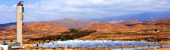Der Solarturm erhebt sich majestätisch über die vielen Spiegel – die sogenannten Heliostate – der Plataforma Solar de Almería. Mit seinen 60 Metern Höhe ist er das Wahrzeichen der spanischen Testanlage, an der auch das DLR mitwirkt. Bild: DLR, Markus-Steur.de