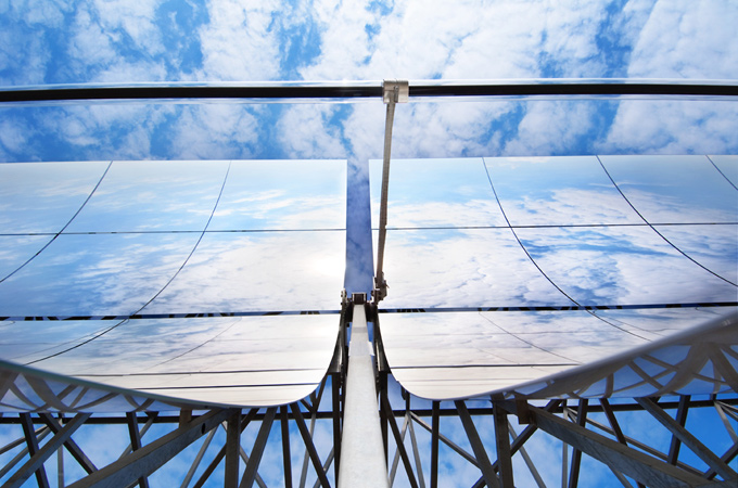 Für die verschiedenen Solarkraftwerke werden auch unterschiedliche Arten von Spiegeln benötigt – aber alle sollen das Sonnenlicht einfangen und konzentrieren. 
Bild: DLR, Markus-Steur.de