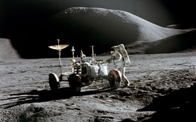 Hier steht der Astronaut James Irvin bei einem Stopp neben dem Mond-Auto. Im Hintergrund der mächtige Mons Hadley. Bild: NASA