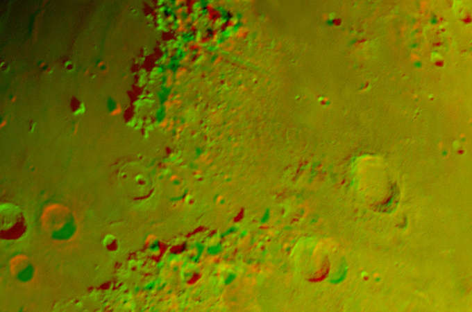 Etwas nördlich vom Apenninengebirge zeigt dieser Ausschnitt rechts den schönen Krater Aristoteles und oben in der Mitte das schnurgerade „Alpental“. Früher glaubte man, dass es durch einen „kosmischen Streifschuss“ eines vorbeifliegenden Asteroiden entstanden wäre. Es handelt sich aber neueren Erkenntnissen zufolge um einen „gewöhnlichen“ Graben, wie man dies auf dem Mond häufiger antrifft. Bild: Rolf Hempel (DLR)