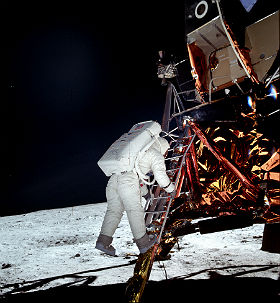 Vor 50 Jahren betraten erstmals Menschen den Mond. Die damaligen Apollo-Missionen haben uns wichtige Erkenntnisse erbracht. Doch es gibt noch viel zu erforschen und Wissenschaftler denken daher über eine Mond-Station nach. Bild: NASA