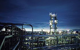 Erdöl wird erst in sogenannten Raffinerien verabeitet, bevor es zur Stromproduktion verbrannt werden kann. Bild: Photos.com