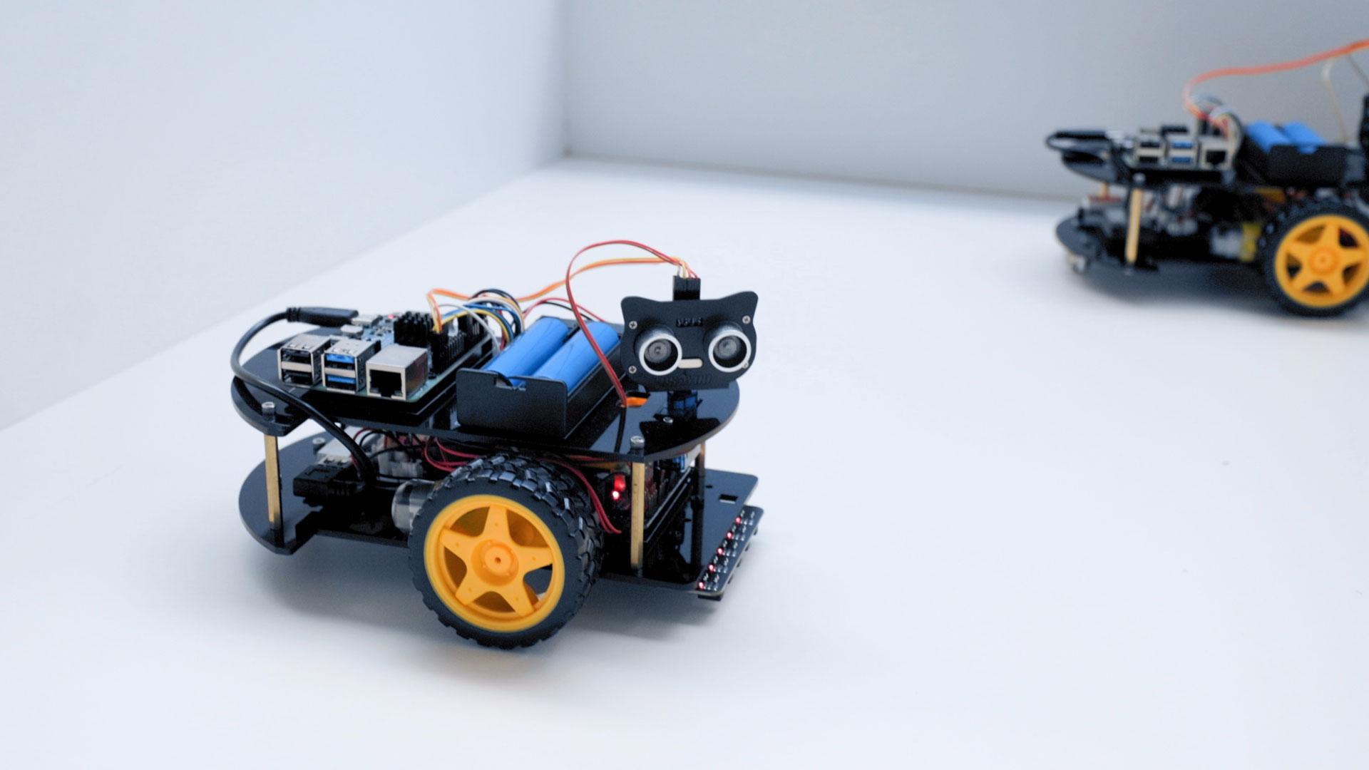 Roboter testen im Trainingsraum dezentrale Technologien