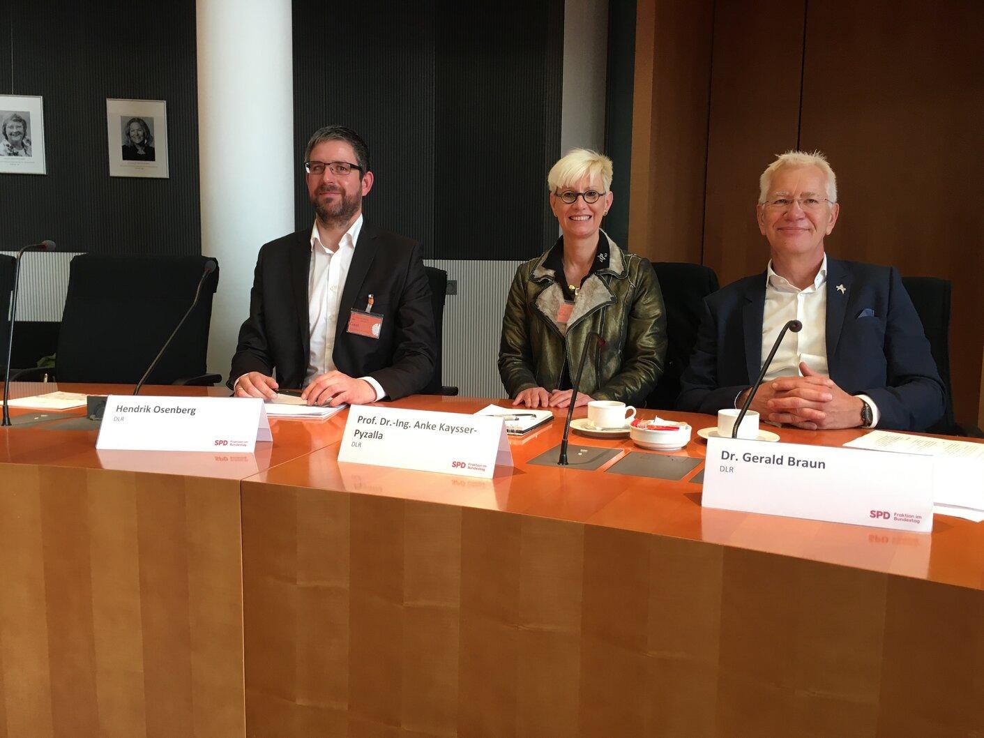 DLR-Expertin und Experten im Fachgespräch mit Mitgliedern der SPD-Bundestagsfraktion