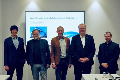 Dr. Volker Redder, Bundestagsabgeordneter in der FDP-Fraktion, und Prof. Hauke Hilz, Abgeordneter in der Bremer FDP-Landtagsfraktion, besuchen das DLR