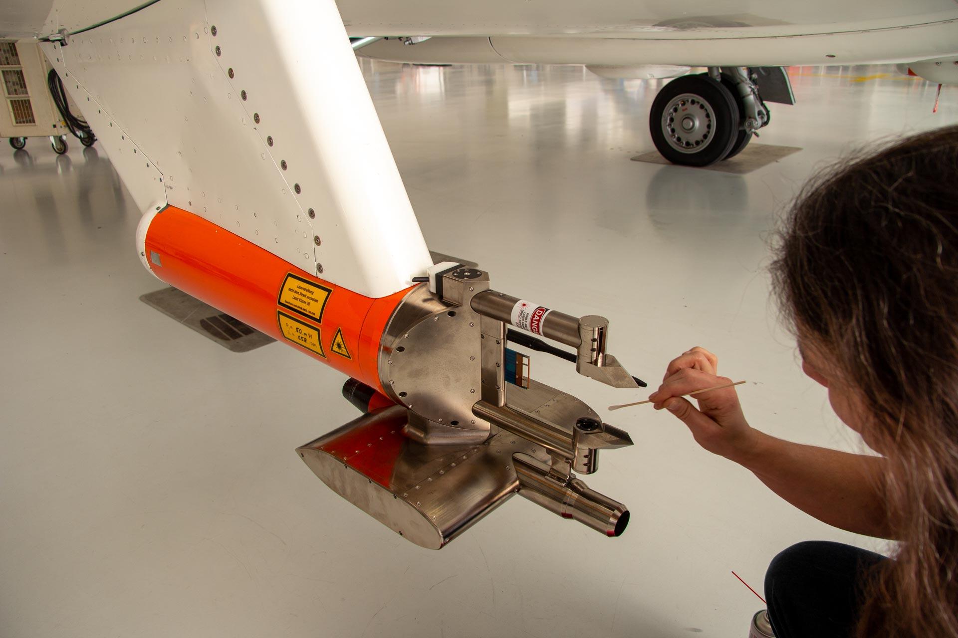 Eispartikelsensor unter der Tragfläche der Falcon 20E