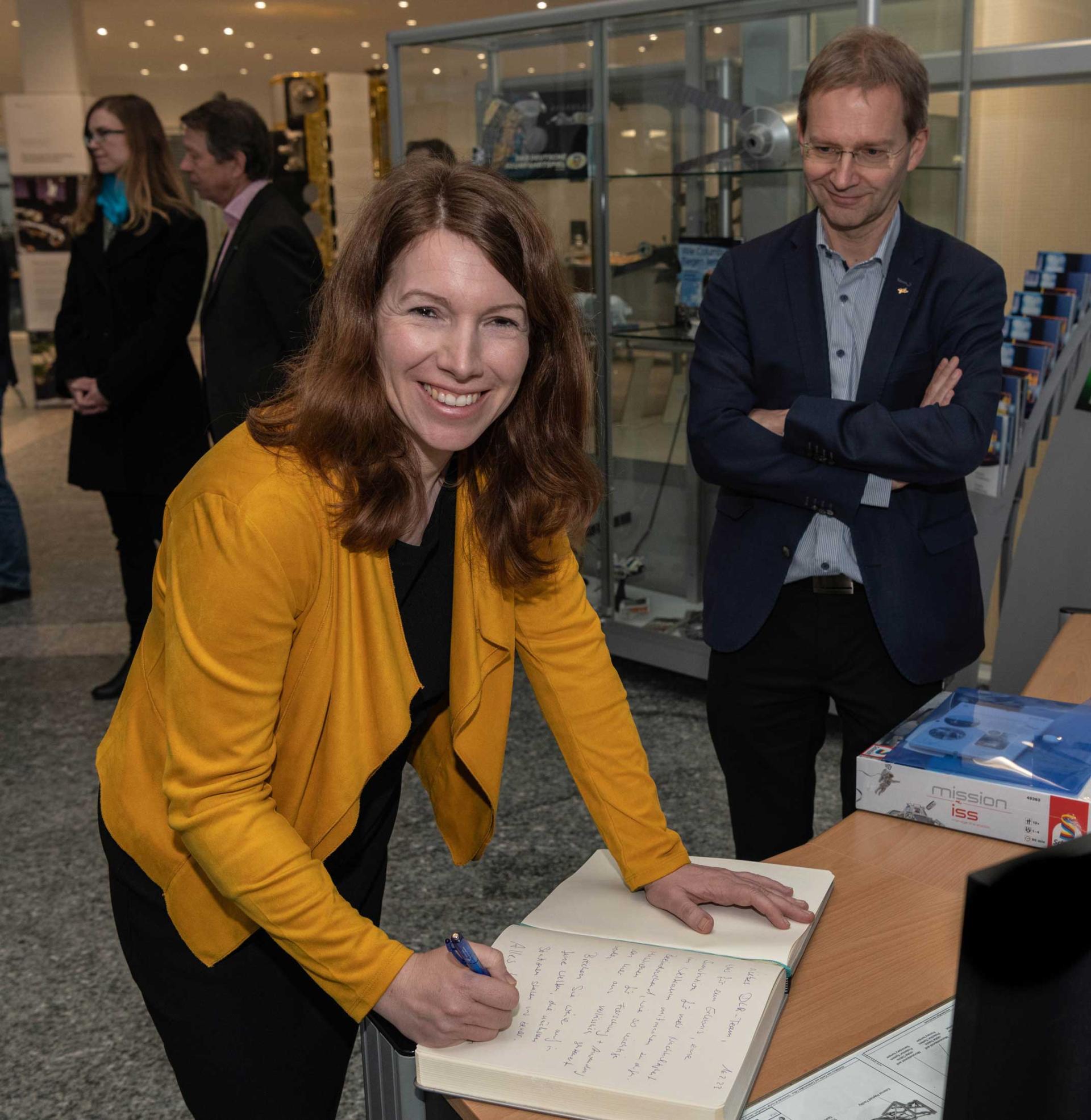Bundestagsabgeordnete Dr. Anna Christmann am DLR Oberpaffenhofen