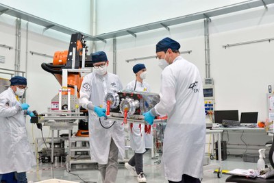 Auslieferung des MMX-Rovers am DLR-Standort Bremen