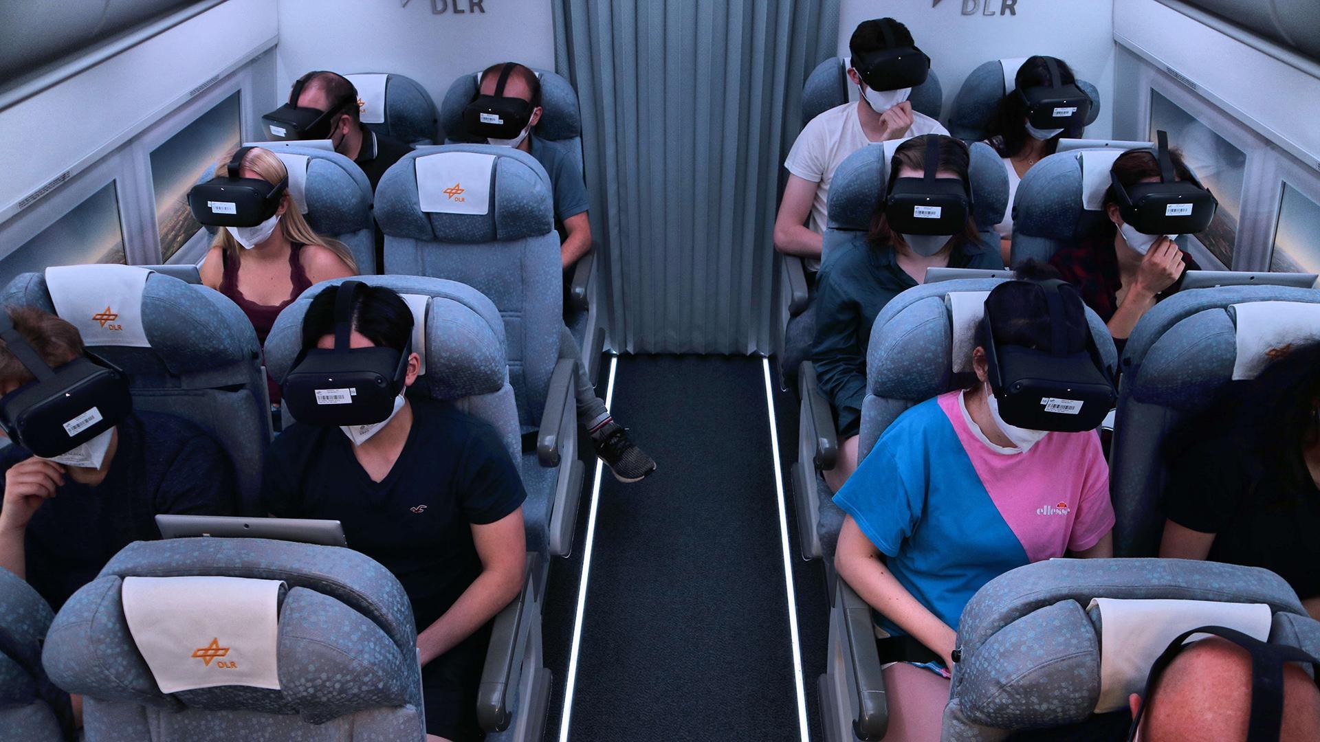 Flugreisende mit VR-Brille im AVES