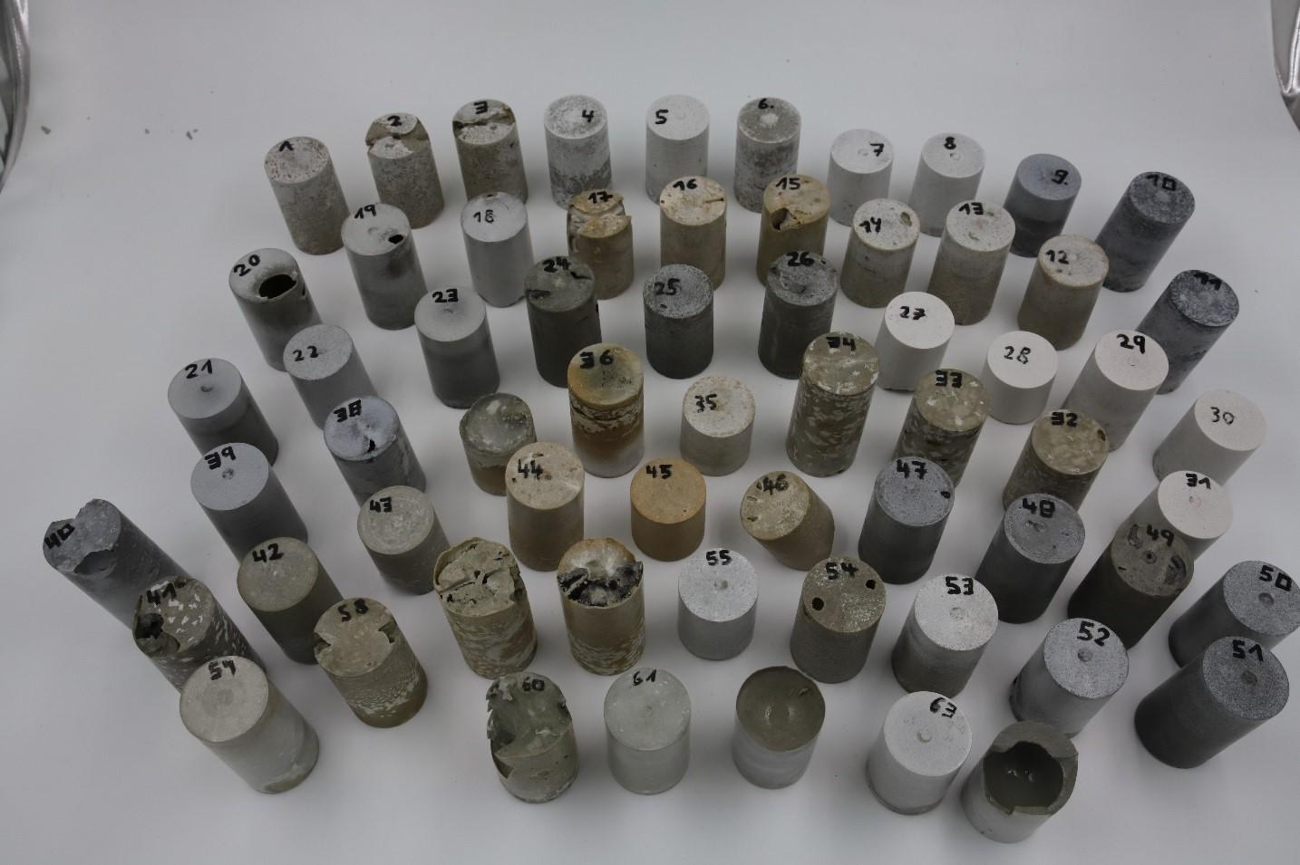 Alle 64 Betonproben des Experiments MASON (Concrete Hardening)