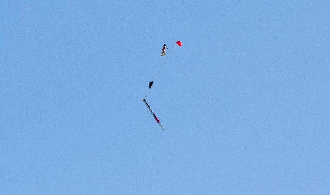 Die Rakete schwebt an einem Fallschirm zurück zum Boden