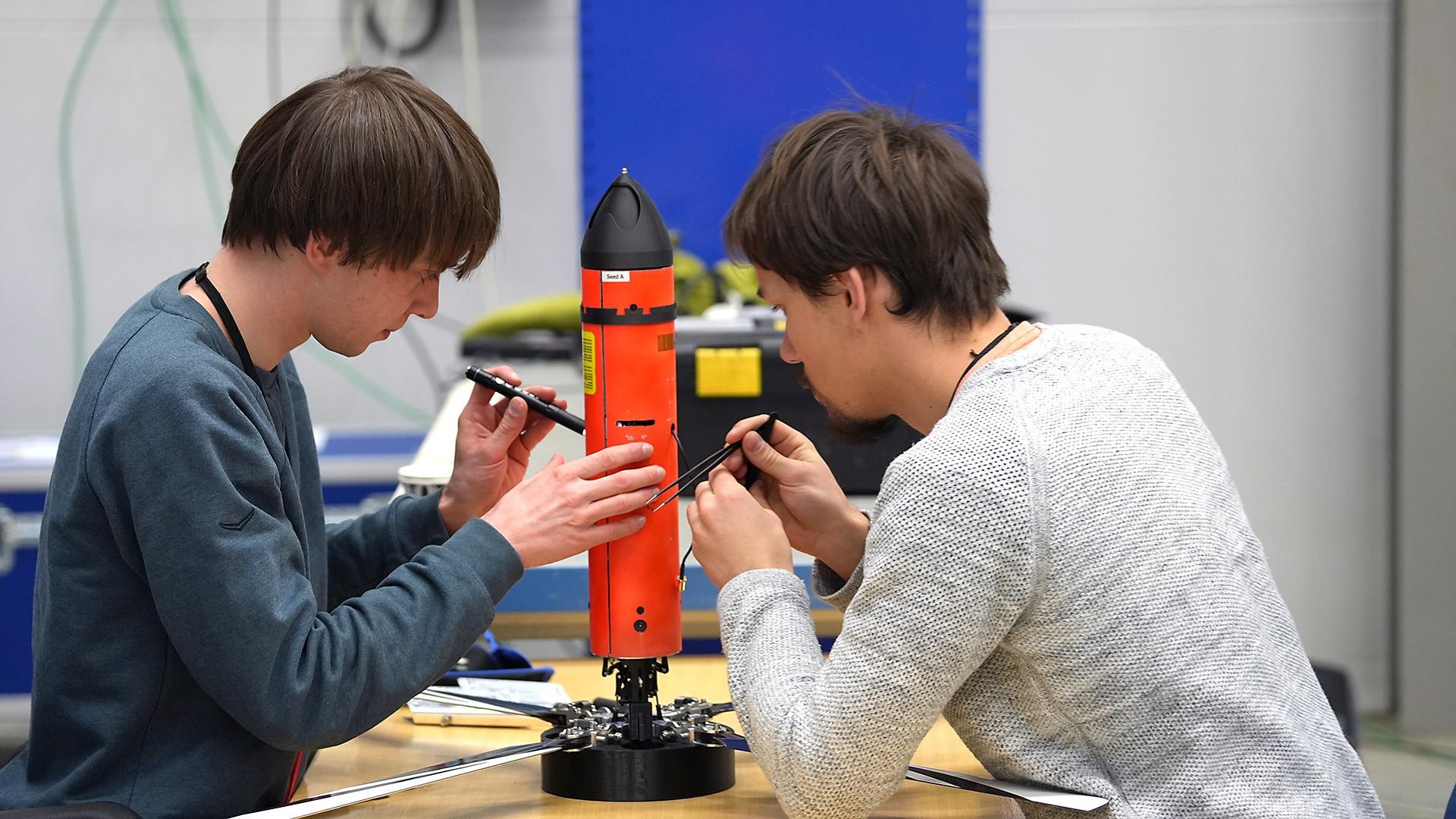 Team Deadalus2 bei den Vorbereitungen für ihr Experiment