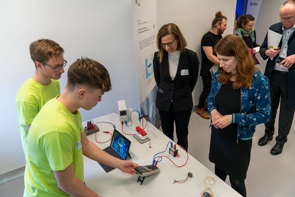 Schüler präsentieren spannende Experimente