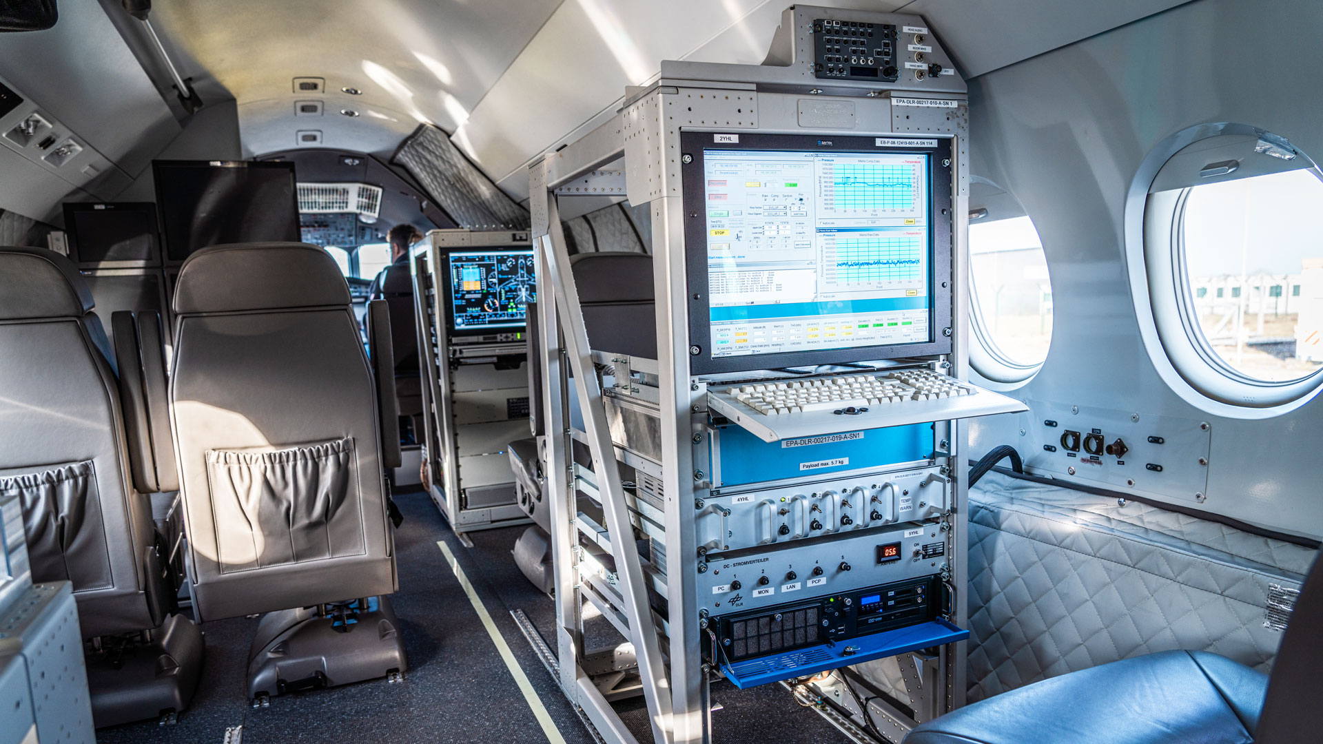 Die Testpiloten fiegen mit dem ISTAR (In-Flight Systems and Technologies Airborne Research) exakt festgelegte Manöver. Rechner in der Kabine speichern alle Messwerte. Die Wissenschaftlerinnen und Wissenschaftler vergleichen den Datenschatz aus dem Forschungsflugzeug später mit Ergebnissen der numerischen Simulation.