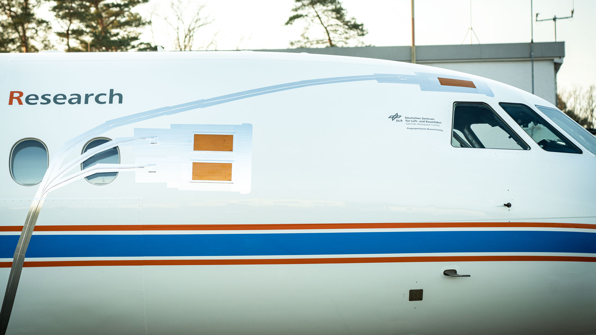 MEMS-Sensorflächen (Micro Electro Mechanical System) messen die Druck- und Temperaturverteilung mit hoher Genauigkeit und hoher Frequenz während der Flugversuche mit dem ISTAR (In-Flight Systems and Technologies Airborne Research). Drei MEMS-Sensorflächen sind in der Nähe des Cockpits am Forschungsflugzeug installiert.