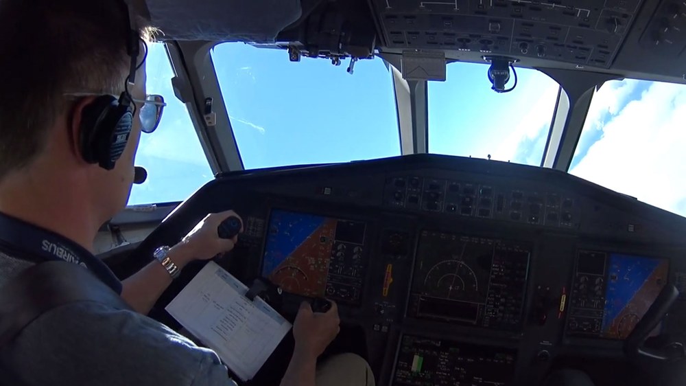 Cockpit-Sicht bei einem Flugmanöver mit dem ISTAR