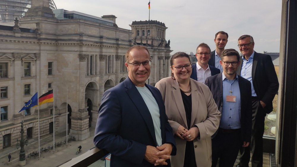 Austausch zu Kostenstruktur an Flughäfen im Bundestag