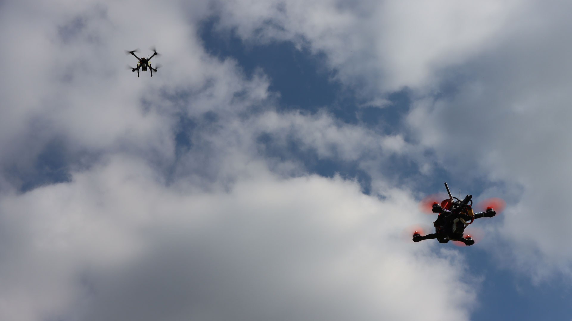 Das DLR forscht im Projekt „Drohnenabwehr“ unter anderem mit dem Demonstrator CUDO (Counter-UAS Demonstrator) an Technologien, um einen Schutz vor widerrechtlich betriebenen Drohnen zu gewährleisten.