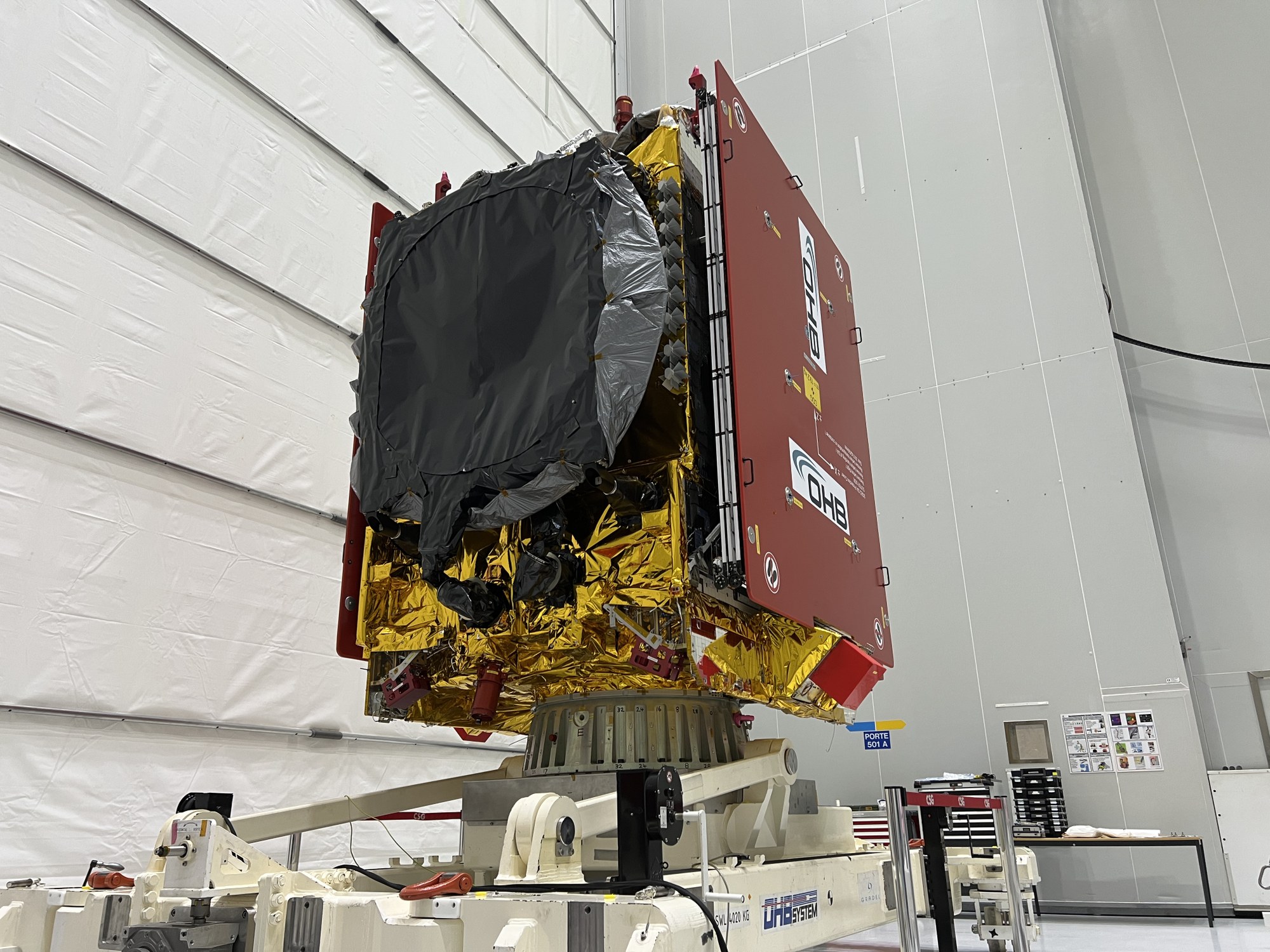 Heinrich-Hertz-Satellit im Reinraum.