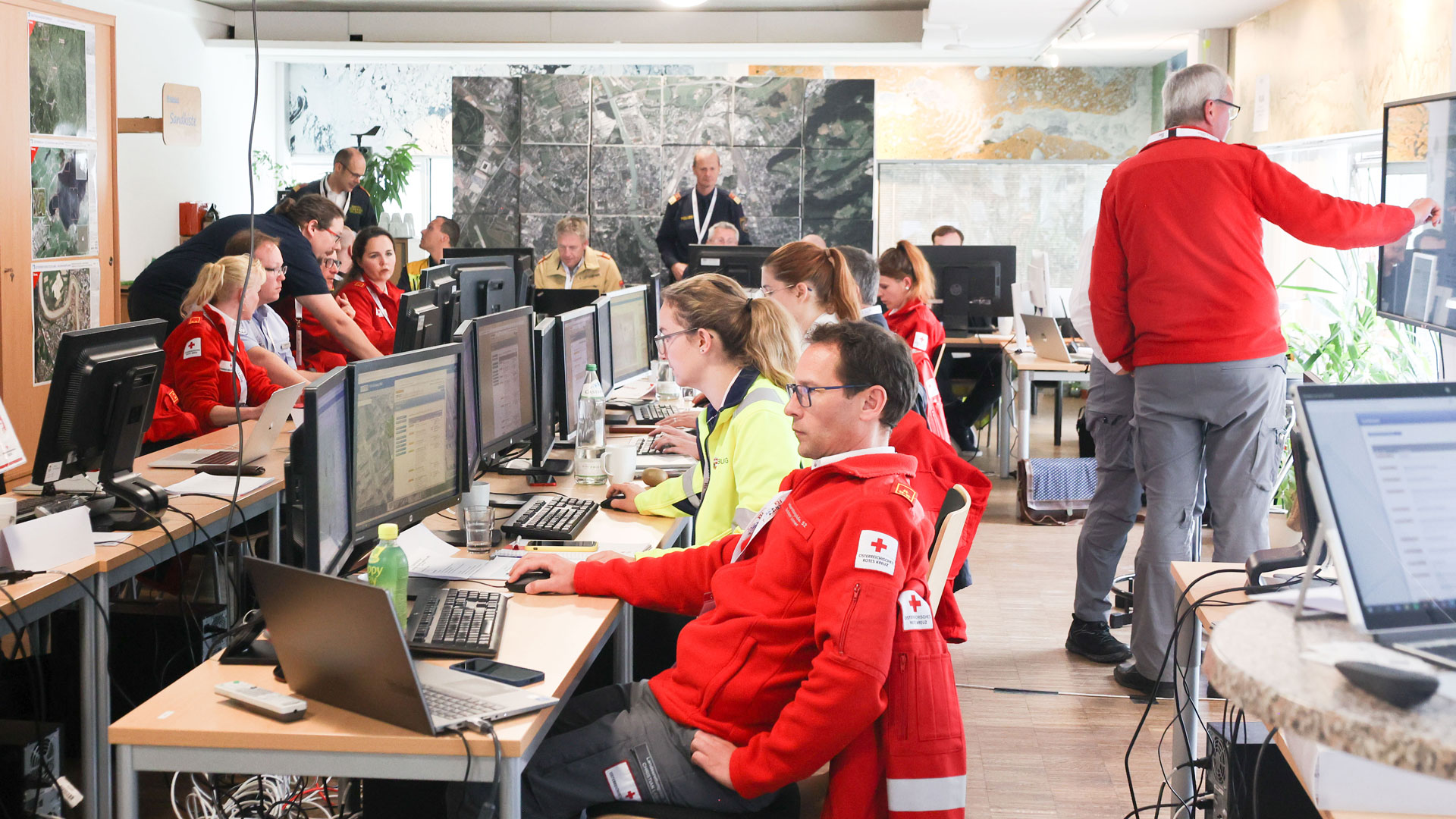 In der Einsatzzentrale in Salzburg liefen alle Informationen aus vier Einsatzszenarien nach einem starken Unwetter zusammen. Hier wurden auch Social-Media-Daten, Drohnen- und Satellitenbilder mit Hilfe Künstlicher Intelligenz ausgewertet.
